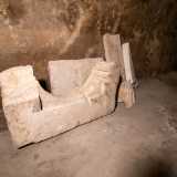 ...che reca sul pavimento quelli che paiono resti di antiche lastre tombali